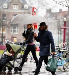 Amsterdam 14 januari 2016
Doutzen Kroes met haar man Sunnery James en zoontje in de regen onder de paraplu.