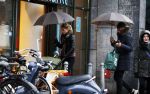 Amsterdam 14 januari 2016
Doutzen Kroes met haar man Sunnery James en zoontje in de regen onder de paraplu.