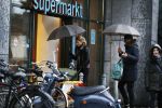 Amsterdam 14 januari 2016
Doutzen Kroes met haar man Sunnery James en zoontje in de regen onder de paraplu.
