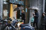 Amsterdam 14 januari 2016
Doutzen Kroes met haar man Sunnery James en zoontje in de regen onder de paraplu.