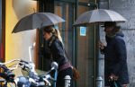 Amsterdam 14 januari 2016
Doutzen Kroes met haar man Sunnery James en zoontje in de regen onder de paraplu.