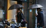 Amsterdam 14 januari 2016
Doutzen Kroes met haar man Sunnery James en zoontje in de regen onder de paraplu.