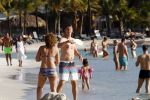 Curacao 25 december 2015 
Edwin v d Sar en zijn vrouw Annemarie tennissen op het strand van Lions dive.
