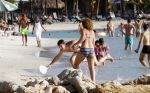 Curacao 25 december 2015 
Edwin v d Sar en zijn vrouw Annemarie tennissen op het strand van Lions dive.