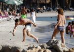 Curacao 25 december 2015 
Edwin v d Sar en zijn vrouw Annemarie tennissen op het strand van Lions dive.