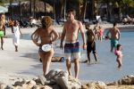 Curacao 25 december 2015 
Edwin v d Sar en zijn vrouw Annemarie tennissen op het strand van Lions dive.