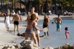Curacao 25 december 2015 
Edwin v d Sar en zijn vrouw Annemarie tennissen op het strand van Lions dive.