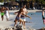 Curacao 25 december 2015 
Edwin v d Sar en zijn vrouw Annemarie tennissen op het strand van Lions dive.