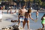 Curacao 25 december 2015 
Edwin v d Sar en zijn vrouw Annemarie tennissen op het strand van Lions dive.