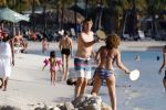 Curacao 25 december 2015 
Edwin v d Sar en zijn vrouw Annemarie tennissen op het strand van Lions dive.