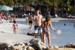 Curacao 25 december 2015 
Edwin v d Sar en zijn vrouw Annemarie tennissen op het strand van Lions dive.