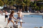 Curacao 25 december 2015 
Edwin v d Sar en zijn vrouw Annemarie tennissen op het strand van Lions dive.