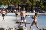 Curacao 25 december 2015 
Edwin v d Sar en zijn vrouw Annemarie tennissen op het strand van Lions dive.