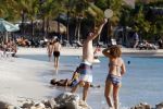 Curacao 25 december 2015 
Edwin v d Sar en zijn vrouw Annemarie tennissen op het strand van Lions dive.