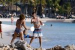 Curacao 25 december 2015 
Edwin v d Sar en zijn vrouw Annemarie tennissen op het strand van Lions dive.