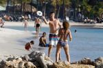 Curacao 25 december 2015 
Edwin v d Sar en zijn vrouw Annemarie tennissen op het strand van Lions dive.