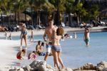 Curacao 25 december 2015 
Edwin v d Sar en zijn vrouw Annemarie tennissen op het strand van Lions dive.