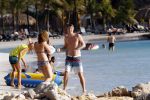 Curacao 25 december 2015 
Edwin v d Sar en zijn vrouw Annemarie tennissen op het strand van Lions dive.