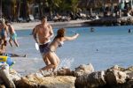 Curacao 25 december 2015 
Edwin v d Sar en zijn vrouw Annemarie tennissen op het strand van Lions dive.