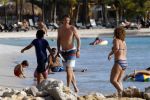 Curacao 25 december 2015 
Edwin v d Sar en zijn vrouw Annemarie tennissen op het strand van Lions dive.