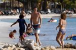 Curacao 25 december 2015 
Edwin v d Sar en zijn vrouw Annemarie tennissen op het strand van Lions dive.