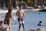 Curacao 25 december 2015 
Edwin v d Sar en zijn vrouw Annemarie tennissen op het strand van Lions dive.