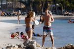 Curacao 25 december 2015 
Edwin v d Sar en zijn vrouw Annemarie tennissen op het strand van Lions dive.