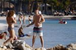 Curacao 25 december 2015 
Edwin v d Sar en zijn vrouw Annemarie tennissen op het strand van Lions dive.