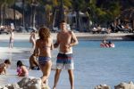 Curacao 25 december 2015 
Edwin v d Sar en zijn vrouw Annemarie tennissen op het strand van Lions dive.