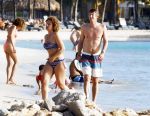 Curacao 25 december 2015 
Edwin v d Sar en zijn vrouw Annemarie tennissen op het strand van Lions dive.