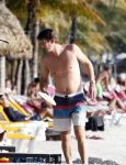 Curacao 25 december 2015 
Edwin v d Sar en zijn vrouw Annemarie tennissen op het strand van Lions dive.