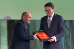 Koninklijke Familie bij uitreiking Prins Claus Prijs 2015 in het Koninklijk Paleis op de Dam. De Prins Claus Prijzen worden door het Prins Claus Fonds voor Cultuur en Ontwikkeling sinds 1997 jaarlijks toegekend aan kunstenaars, denkers en culturele organisaties. 

Royal Family at ceremony Prince Claus Award in 2015 at the Royal Palace on Dam Square. The Prince Claus Awards are presented by the Prince Claus Fund for Culture and Development since 1997 awarded annually to artists, thinkers and cultural organizations.

OP de foto / On the photo:  Laureaat Fatos Lubonja (AlbaniÃ«, 1951), schrijver, publicist en publiek intellectueel