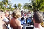 Curacao 31 december 2015 
Gerard Joling en Thomas Berge doen soundcheck voor hun optreden voor oud jaar op het strand van Lions dive. Gerard zijn moeder Jannie is ook aanwezig.