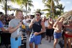 Curacao 31 december 2015 
Gerard Joling en Thomas Berge doen soundcheck voor hun optreden voor oud jaar op het strand van Lions dive. Gerard zijn moeder Jannie is ook aanwezig.