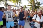 Curacao 31 december 2015 
Gerard Joling en Thomas Berge doen soundcheck voor hun optreden voor oud jaar op het strand van Lions dive. Gerard zijn moeder Jannie is ook aanwezig.