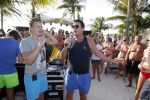 Curacao 31 december 2015 
Gerard Joling en Thomas Berge doen soundcheck voor hun optreden voor oud jaar op het strand van Lions dive. Gerard zijn moeder Jannie is ook aanwezig.