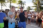 Curacao 31 december 2015 
Gerard Joling en Thomas Berge doen soundcheck voor hun optreden voor oud jaar op het strand van Lions dive. Gerard zijn moeder Jannie is ook aanwezig.