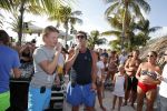 Curacao 31 december 2015 
Gerard Joling en Thomas Berge doen soundcheck voor hun optreden voor oud jaar op het strand van Lions dive. Gerard zijn moeder Jannie is ook aanwezig.