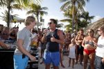 Curacao 31 december 2015 
Gerard Joling en Thomas Berge doen soundcheck voor hun optreden voor oud jaar op het strand van Lions dive. Gerard zijn moeder Jannie is ook aanwezig.