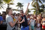 Curacao 31 december 2015 
Gerard Joling en Thomas Berge doen soundcheck voor hun optreden voor oud jaar op het strand van Lions dive. Gerard zijn moeder Jannie is ook aanwezig.
