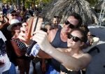 Curacao 31 december 2015 
Gerard Joling en Thomas Berge doen soundcheck voor hun optreden voor oud jaar op het strand van Lions dive. Gerard zijn moeder Jannie is ook aanwezig.