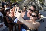Curacao 31 december 2015 
Gerard Joling en Thomas Berge doen soundcheck voor hun optreden voor oud jaar op het strand van Lions dive. Gerard zijn moeder Jannie is ook aanwezig.
