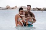 Curacao 27 december 2015
Gers Pardoel met zijn vrouw en hun kinderen Goud en Rocci ophet strand van Mambo beach.