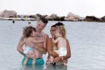 Curacao 27 december 2015
Gers Pardoel met zijn vrouw en hun kinderen Goud en Rocci ophet strand van Mambo beach.