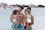 Curacao 27 december 2015
Gers Pardoel met zijn vrouw en hun kinderen Goud en Rocci ophet strand van Mambo beach.
