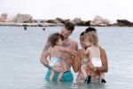 Curacao 27 december 2015
Gers Pardoel met zijn vrouw en hun kinderen Goud en Rocci ophet strand van Mambo beach.