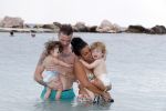 Curacao 27 december 2015
Gers Pardoel met zijn vrouw en hun kinderen Goud en Rocci ophet strand van Mambo beach.