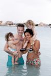 Curacao 27 december 2015
Gers Pardoel met zijn vrouw en hun kinderen Goud en Rocci ophet strand van Mambo beach.