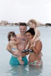 Curacao 27 december 2015
Gers Pardoel met zijn vrouw en hun kinderen Goud en Rocci ophet strand van Mambo beach.