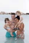 Curacao 27 december 2015
Gers Pardoel met zijn vrouw en hun kinderen Goud en Rocci ophet strand van Mambo beach.